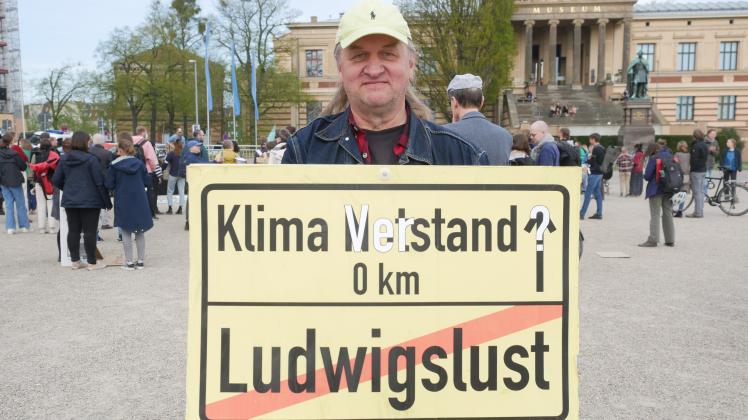 Holger Friel bei einem Protest von Fridays for Future in Schwerin. Mittlerweile hat er den „Klima-Notstand“ mit „Verstand“ überklebt.