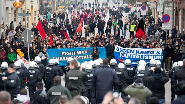 Beim G7-Außenministertreffen 2015 in Lübeck gab es Proteste. Polizisten stoppten auf diesem Bild einen Demonstrationszug.