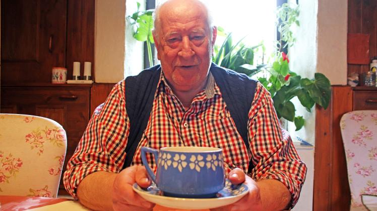 Wenn Behrend Böckmann aus Kirch Rosin diese Tasse anschaut, werden Erinnerungen in ihm wach. Sein Lieblingsstück stammt von seiner Großtante und hat eine lange Geschichte.