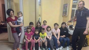 Das sind die Davidnas mit ihren zehn Kindern in Odessa. Sie sind traumatisiert und wollen nur noch raus. Jetzt wird im Landkreis nach einer Bleibe für die Familie gesucht.