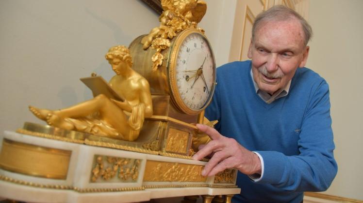 „Diese alten Uhren haben eine Seele und müssen laufen“, sagte Diplom-Ingenieur Gerd Evers und überzeugte das Schloss-Team davon, dass er die wertvollen Exponate instand setzen kann.