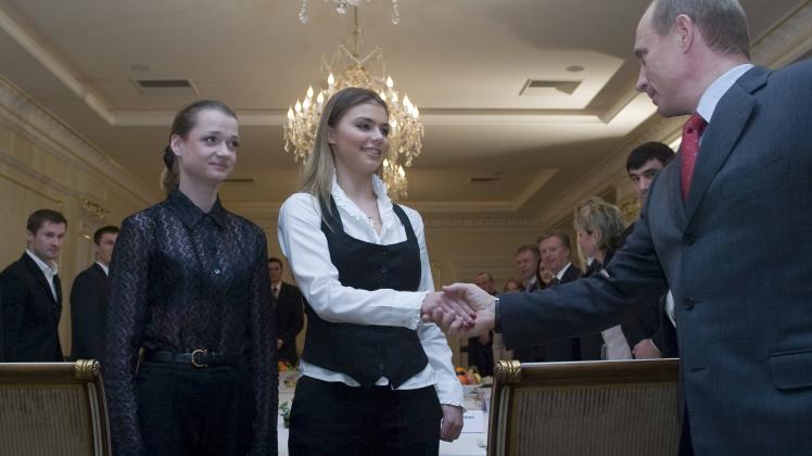 Staatspräsident Wladimir Putin begrüßt Svetlana Khorkina li und Alina Kabayeva alle Russland wä