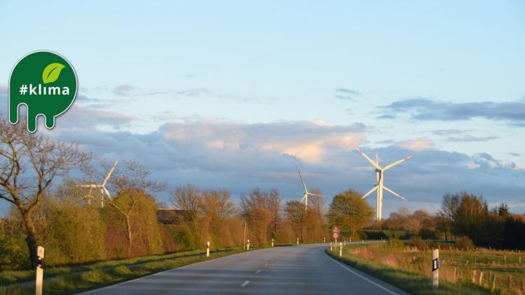 Blick von der B203 in Richtung Loose auf die Windkraftanlagen in Loose und Waabs. Im Amt Schlei-Ostsee setzt man auch in Zukunft voll auf den Ausbau der erneuerbaren Energien.