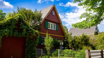 Symbolbild Wohnen aus dem Land: Holzhaus aus den 1920er Jahren mit großem Garten und altem Baumbestand *** Symbol image