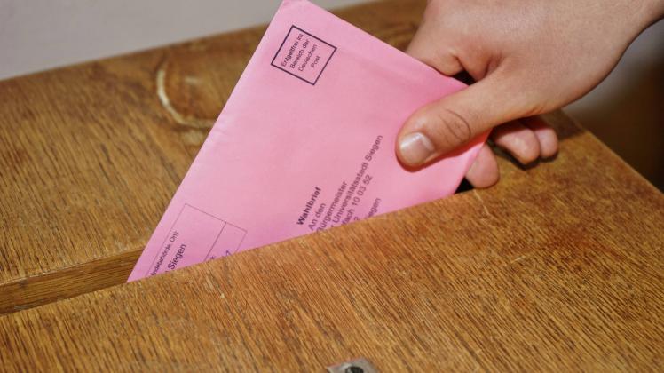 06.05.2022: Symbolfotos zur Briefwahl 2022 in NRW. Im Rathaus Siegen werden die Briefwahlzettel in eine Wahlurne geworfe