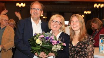 Blumen und Jubel nach dem Wahlsieg: Gabriele Hettwer mit Ehemann Jürgen und Tochter Charlotte.