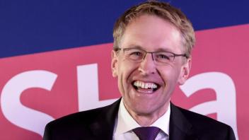 Daniel Günther (CDU), Ministerpräsident von Schleswig-Holstein und Spitzenkandidat seiner Partei, steht nach Bekanntgaben der ersten Prognosen zur Landtagswahl in Schleswig-Holstein bei der Wahlparty auf der Bühne und lacht.