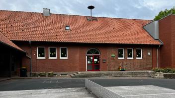 Seit den Herbstferien ist das Gebäude der Grundschule in Clusorth-Bramhar wegen Baumängeln gesperrt. Die Schüler werden in Containern unterrichtet. Nun hat die Stadt im Lingener Ortsteil erläutert, was an der Schule passiert.