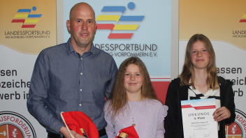  Ronny, Emi und Pia Behn vom SC Laage bei der Siegerehrung des Landessportbundes in Güstrow.