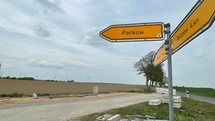 Hier an der Landesstraße bei Parkow haben die Bauarbeiten für die neue Bushaltestelle schon begonnen.