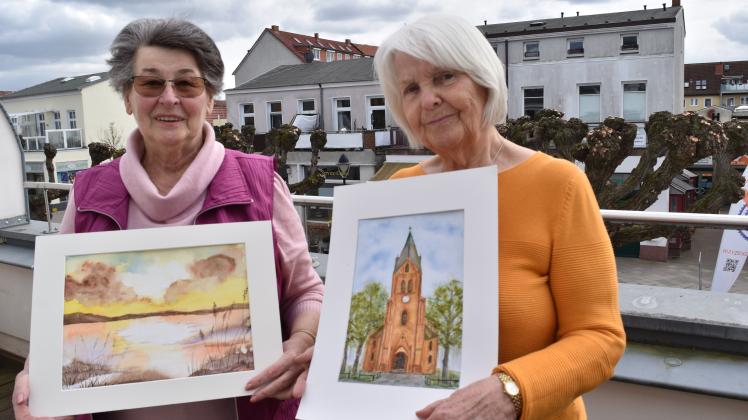 Kursleiterin Heidi Schneider (l.) und Teilnehmerin Margit Wolff wollen dem Leuchtturm-Förderverein für die Spende von 400 Euro zur Unterstützung einer Ausstellung ein Bild namens „Leuchtturm in Flammen“ schenken. 