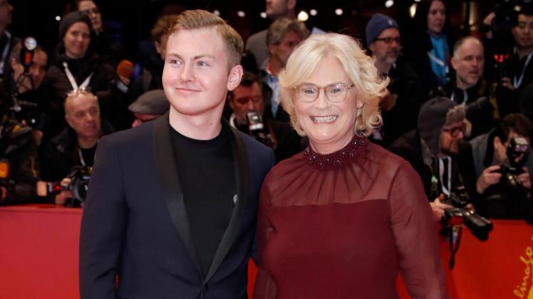 Christine Lambrecht mit Sohn / Preisverleihung / Award Ceremony im Rahmen der 70. Berlinale am 29. Februar 2020 im Berli
