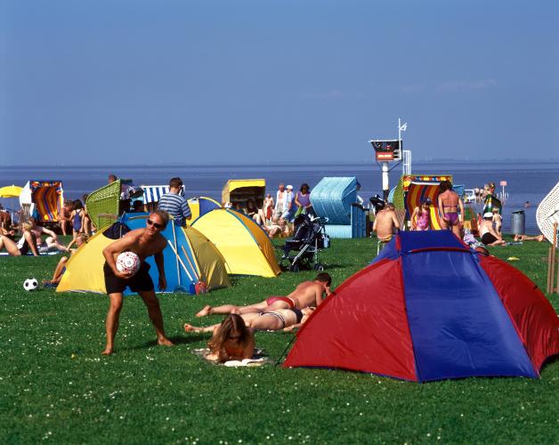 Burhave gilt als familienfreundliches Urlaubsziel. Neben Sandstrandabschnitten bietet der Ort auch eine Spielscheune für Kinder.