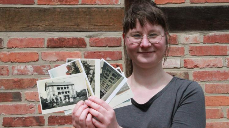 Andrea Kaufmann zeigt das Set von 12 Postkarten mit Motiven aus dem historischen Hagenow