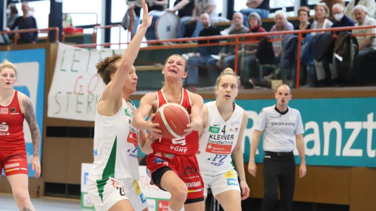 Basketball, Bundesliga, Frauen, Spiel um Platz drei, Rutronik Stars Keltern - Girolive-Panthers, Jenny Strozyk (OSC) am Ball