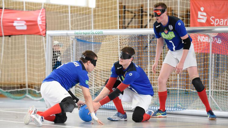 Der RGC Hansa – hier von links Serhiy Zholudev, John Turloff und Konrad Andrzejuk – startet am Sonnabend in Dresden in die Saison 2022 in der 1. Goalball-Bundesliga. Serhiy Zholudev, John Turloff und Konrad Andrzejuk,
Goalball in Rostock: die Herren des RGC Hansa Rostock unterliegen der deutschen Nationalmannschaft nach zwischenzeitlicher Führung nur knapp…
Foto: Georg Scharnweber