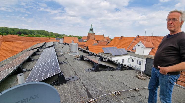 Hoch über den Dächern von Boizenburg findest sich die Photovoltaikanlage des Kinos der Stadt. Kino-Chef Christian Lempp freut sich sehr darüber.