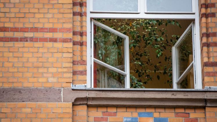 ARCHIV - Ein Fenster einer an einer Schule ist zum Lüften geöffnet. Foto: Christoph Schmidt/dpa/Archivbild/Symbolbild