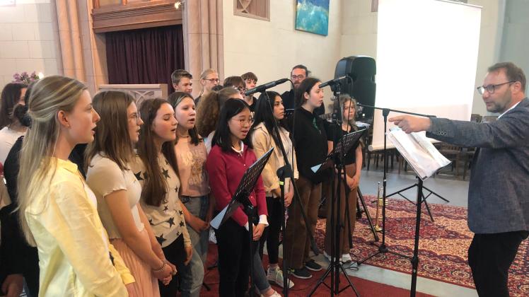 Die Gospelgesangsgruppe des Marie-Curie-Gymnasiums in Wittenberge singt beim Friedenskonzert unter Anleitung von Musiklehrer Mario Geidel.  