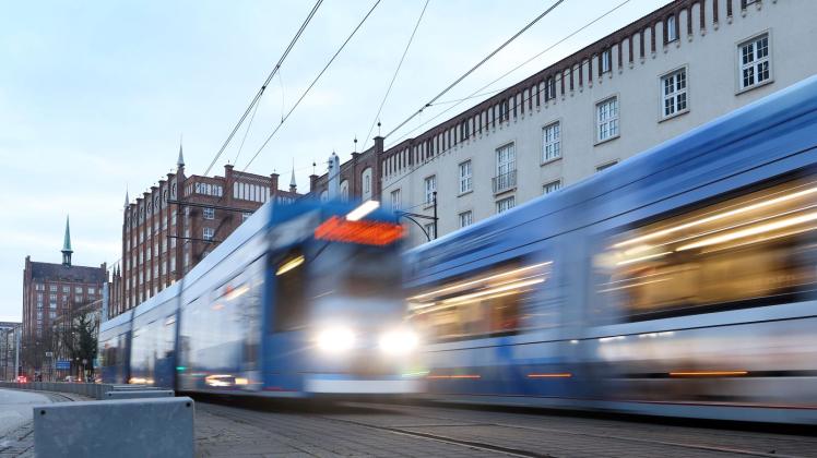 ARCHIV - Zwei Straßenbahnen fahren in der Rostocker Innenstadt aneinander vorbei. Foto: Danny Gohlke/dpa/Archivbild