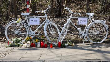 Am Mittwochmorgen, 23.3.2022, ist ein 62-jähriger Radfahrer bei einem Unfall mit einem Lkw im Osnabrücker Stadtteil Hafen gestorben. Zum Gedenken wurden an der Unfallstelle im Kiefernweg zwei Ghostbikes und Kerzen aufgestellt sowie Blumen abgelegt. Foto