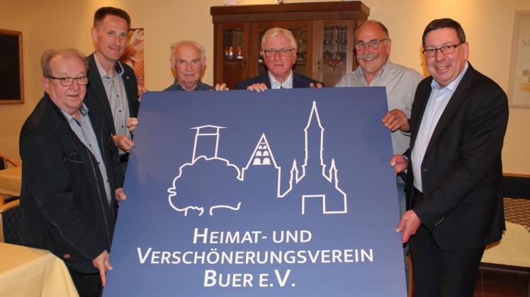 Heimat- und Verschönerungsvereins Buer zeigt neues Vereinslogo: (von links) Werner Zalitta, Peter Bahr, Egon Claus, Dieter Huntebrinker, Roland Brungs und Jürgen Krämer, 12.05.2022