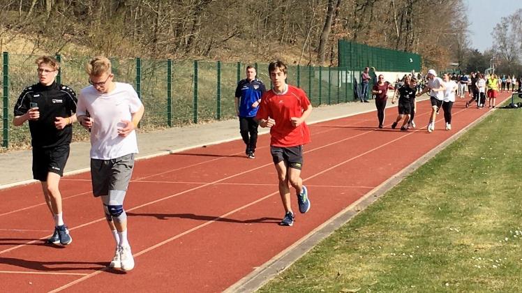 Schüler der Klassen fünf bis zehn haben beim Sponsorenlauf der Gesamtschule Emsland mitgemacht