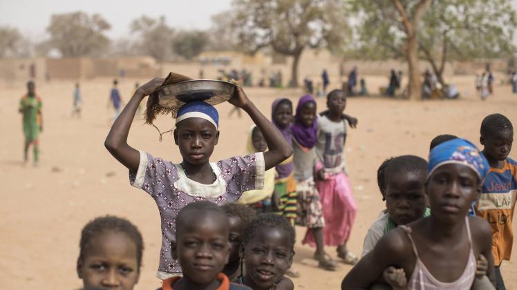 displaced children Enfants deplaces Half of the population is under the age of majority in Burkina Faso. Children are t