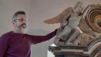 Restaurator Uwe Pleninger aus Hannover hat den Putten  der Holler St. Dionysius Kirche neue Flügel geschnitzt und am Altar angebracht.