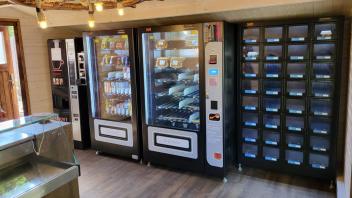 Es gibt Kaffee, kalte Getränke, Snacks und Eier - und dazwischen steht in der Selbstbedienhütte von Sascha Tengen in Meppen ein Automat mit Räucherfisch und Grillfleisch. 