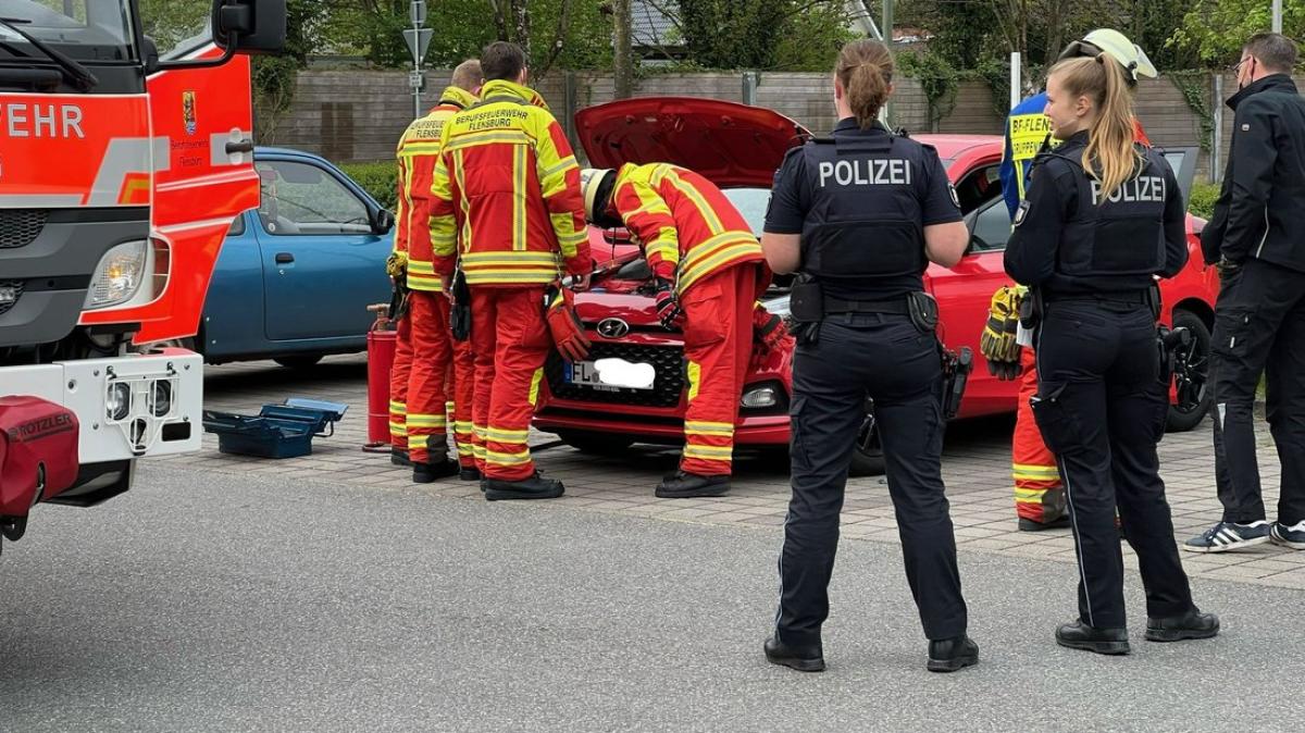 Fahrzeug fängt auf BauhausParkplatz Feuer