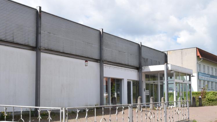 Seit über drei Jahren steht die Kaufhalle am Finkenkamp in Sternberg leer. Die Rewe-Gruppe plant das Gebäude abzureißen und einen Neubau für einen Penny-Markt an gleicher Stelle.