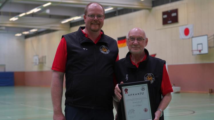 7. Mai 2022
Jan Sievers (links) ist neuer Leiter der Karate-Abteilung des Delmenhorster TV. Er wurde zum Nachfolger von Rolf Haferkorn gewählt, der das Amt nach 41 Jahren abgab.