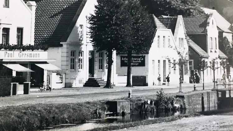 Die Gebäude am Hauptkanal in Papenburg etwa 1950. Links Firma Paul Gersmann, daneben das ehemalige Gebäude des Amtsgerichts sowie das Stammhaus von Firma Anton Behnes.