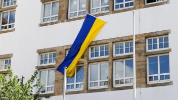 Osnabrück: Trotz Kritik von Bürgern_Die ukrainische Flagge weht am Ratsgymnasium. 12.05.2022