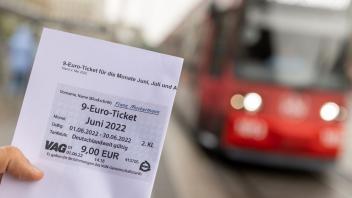 Entlastung wegen der hohen Energiepreise - und Schnupperangebot, um mehr Kunden für Busse und Bahnen zu gewinnen: das 9-Euro-Ticket. Foto: Daniel Karmann/dpa
