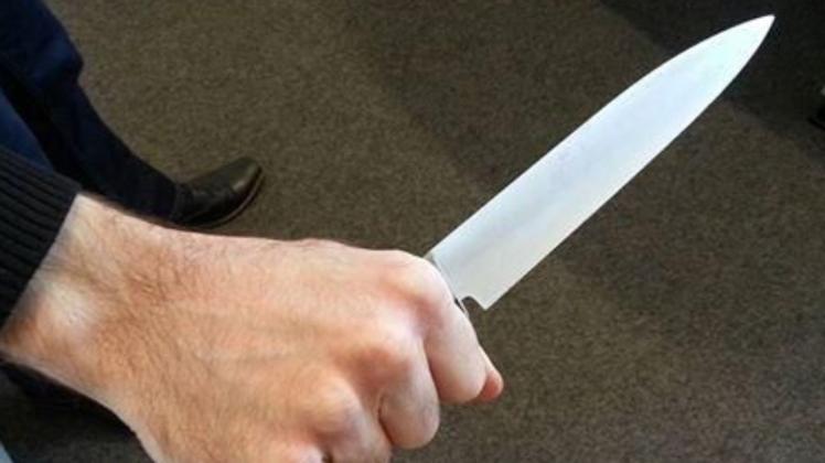 Die Polizei wurde in der Nacht zu Donnerstag zu einem Einsatz in Geeste-Dalum gerufen. Eine junge Frau wurde dort mit einem Messer schwer verletzt (Symbolbild). 