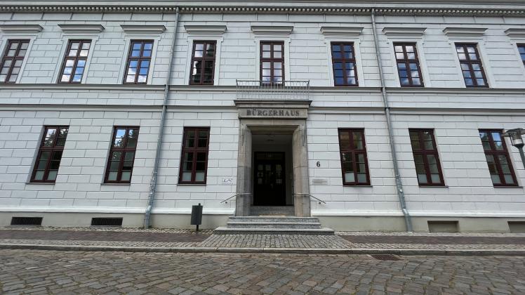 Für das Bürgerbüro im Bürgerhaus von Boizenburg sind die Tage der coronabedingten geschlossenen Tür gezählt. Es soll am Montag wieder geöffnet werden.