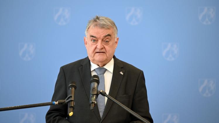 Herbert Reul (CDU), Innenminister von Nordrhein-Westfalen, spricht vor Pressevertretern. Foto: Federico Gambarini/dpa