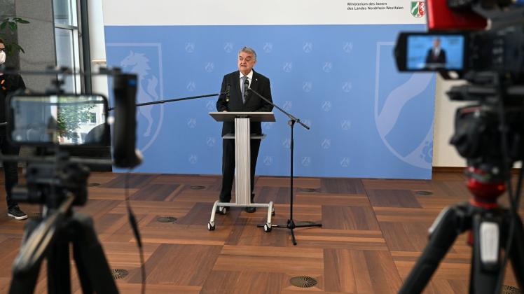 Herbert Reul (CDU), Innenminister von Nordrhein-Westfalen, spricht vor Pressevertretern. Foto: Federico Gambarini/dpa