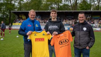 Neuzugang für die Saison 2022/23 beim Fußball-Regionalligisten SV Atlas Delmenhorst: Joel Kletta (Mitte). Darüber freuen sich Bastian Fuhrken (links), Leiter Leistungsfußball des SVA, und Robert Gaida, sportlicher Leiter des JFV Delmenhorst, für dessen U19 der Torwart noch aufläuft.
