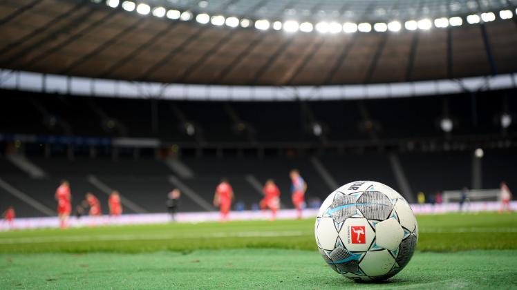ARCHIV - Ein Spielball liegt auf dem Rasen. Foto: Stuart Franklin/Getty Images Europe/Pool/dpa/Symbolbild ARCHIV - Ein Spielball liegt auf dem Rasen. Foto: Stuart Franklin/Getty Images Europe/Pool/dpa/Symbolbild