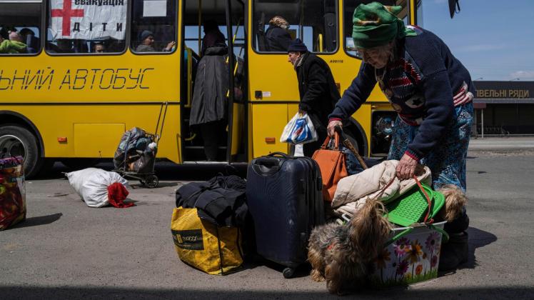 Eine Frau aus Siwersk sortiert während einer Evakuierung in der Nähe von Lyman ihre Habseligkeiten. Foto: Evgeniy Maloletka/AP/dpa