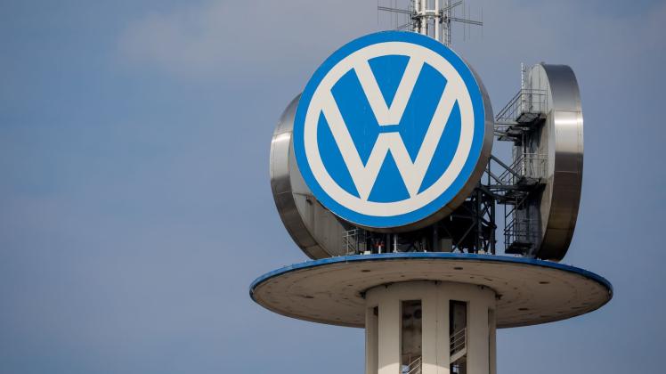 ARCHIV - Das Logo des Automobilherstellers Volkswagen ist am VW-Tower in Hannover zu sehen. Foto: Moritz Frankenberg/dpa/Symbolbild