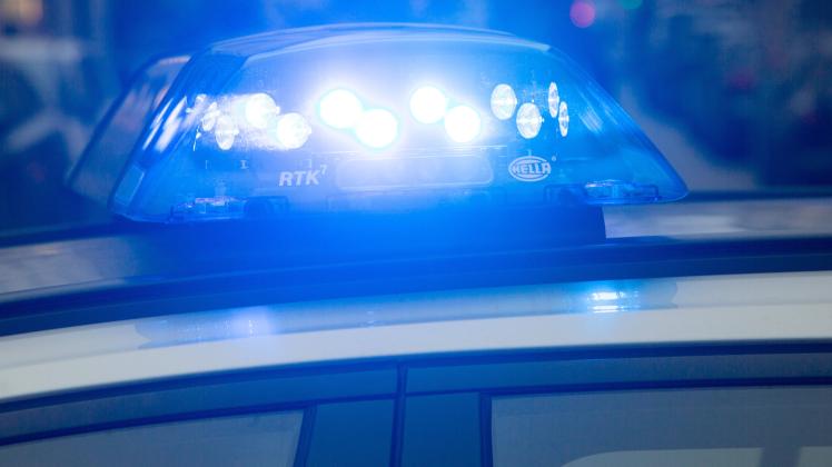 Polizeieinsatz (Symbolbild) Polizeiwagen mit Blaulicht im Einsatz. -- Police car with bluelight in operation. München Ba