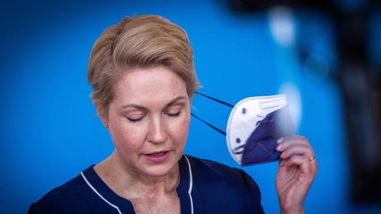 Ministerpräsidentin Manuela Schwesig (SPD) nimmt ihren Mund-Nasen-Schutz ab. Foto: Jens Büttner/dpa/Archivbild