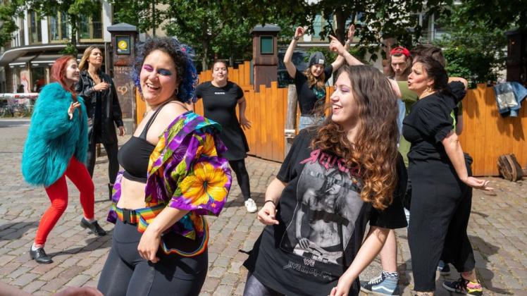 Vor dem Club Knust im Hamburger Karolinenviertel sollen die Schüler der Wacken School of Metal lernen, aus sich herauszukommen. Vor dem Club Knust im Hamburger Karolinenviertel sollen die Schüler der Wacken School of Metal lernen, aus sich herauszukommen.