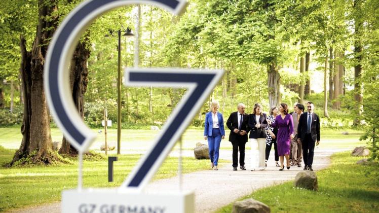 Ganz schön hier: Die G7-Außenminister beim Sparziergang über das Hotelgelände.