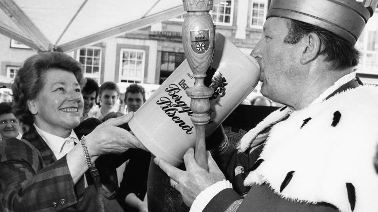 Zur Eröffnung der Maiwoche 1988 reicht Oberbürgermeisterin Ursula Flick den Zwei-Liter-Humpen an den Bierkönig Gambrinus weiter. 