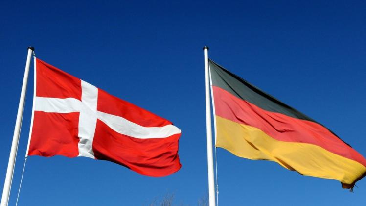 Die deutsche und die dänische Flagge wehen in Wassersleben bei Flensburg.